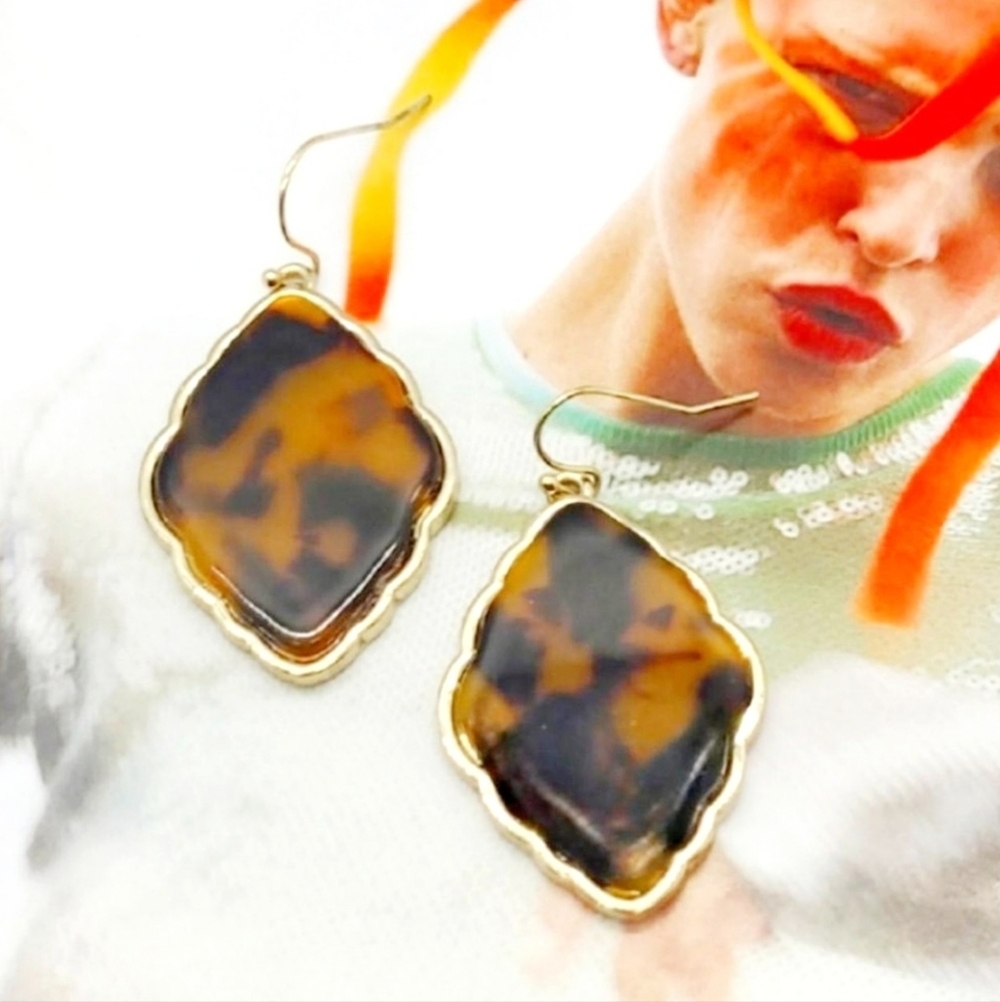 NWT Tortoise Shell Scalloped Gold Drop Earrings